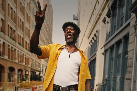 KALVIN KRISTI TRANSFORMA DESILUSÃO AMOROSA EM COMPAIXÃO NO NOVO SINGLE DE REGGAE “TIGHT ROPE”